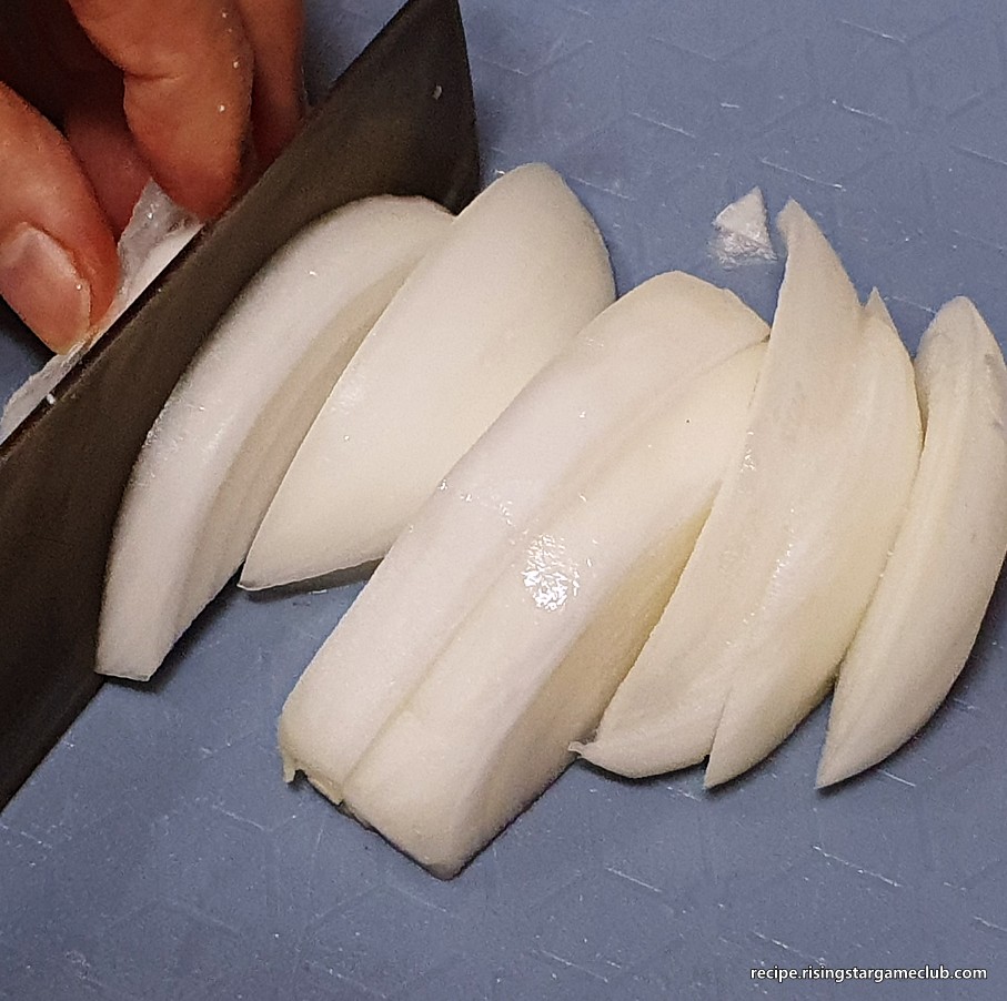 두부조림에 들어갈 양파를 손질하는 사진