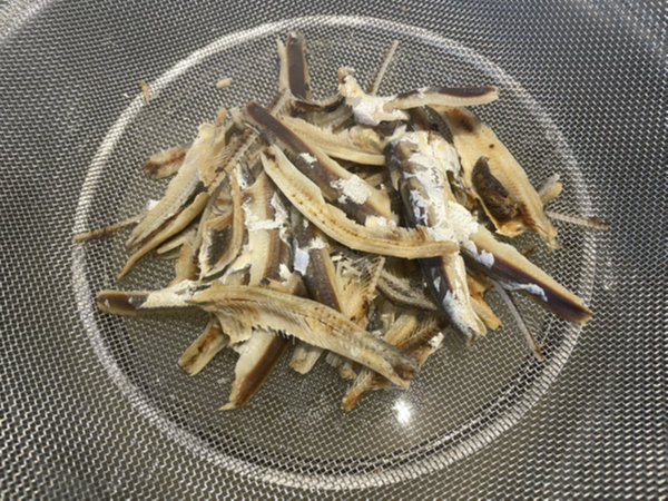 멸치 육수 다 끓인 후 채반에 붓기