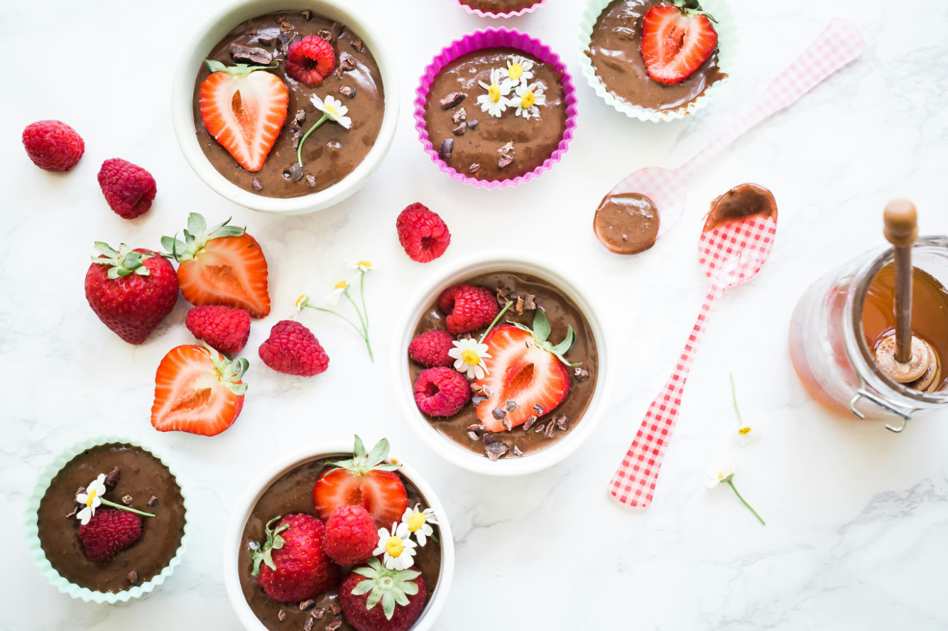 봄 여름 가을 겨울 계절별로 어울리는 완벽한 베이킹 레시피-사계절 모두 어울리는 딸기와 라즈베리 초코반죽 사진