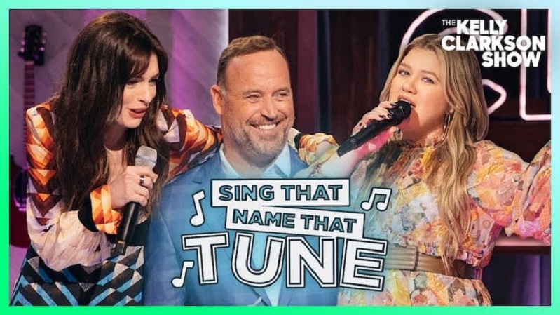 노래 맞추기 게임에서 앤 해서웨이한테 한방 맞은 켈리 클락슨 VIDEO: Anne Hathaway Has Runaway Victory in a Sing-Off With Kelly Clarkson