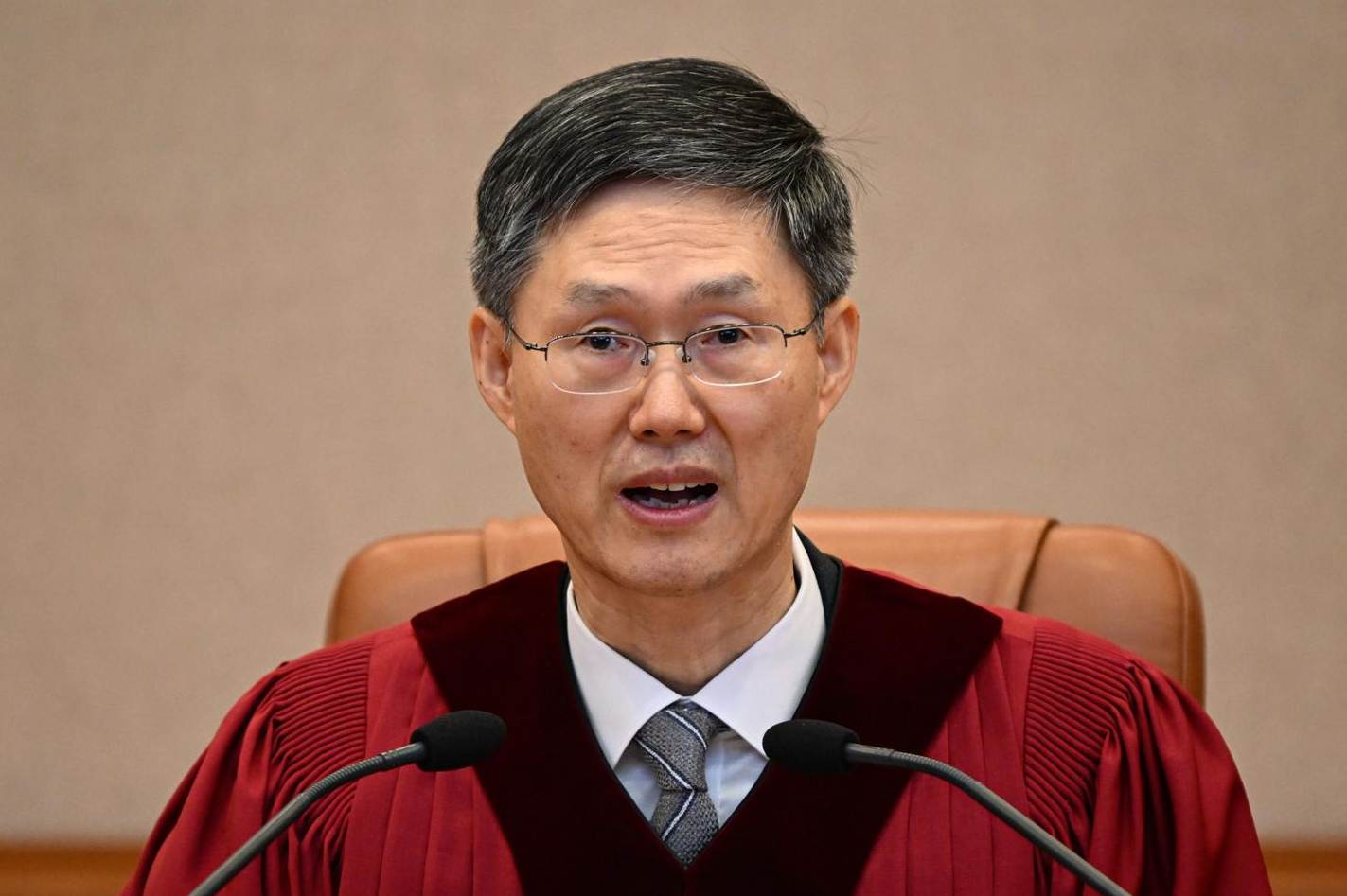 문형배 헌법재판소장 권한대행이 25년 4월 4일 오전 탄핵심판 인용 결정문을 낭독하고 있다.