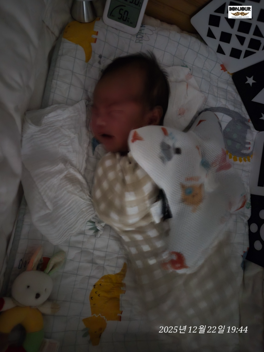 생후 1개월 신생아 자지러지게 우는 모습 (용쓰기 배앓이 증상)