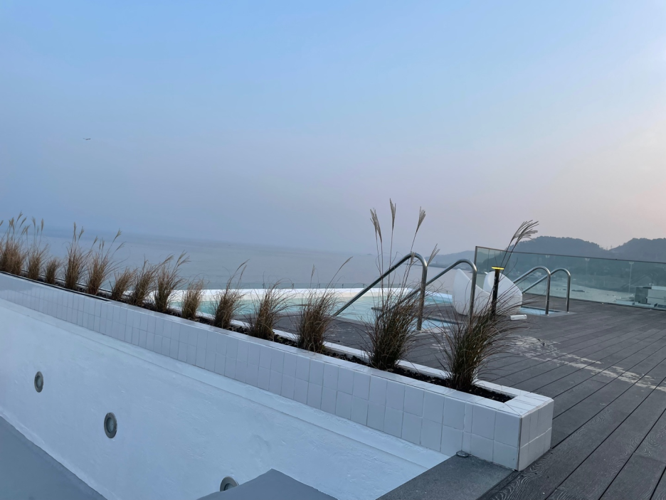 더헤이븐리조트 루프탑 수영장 전체 view