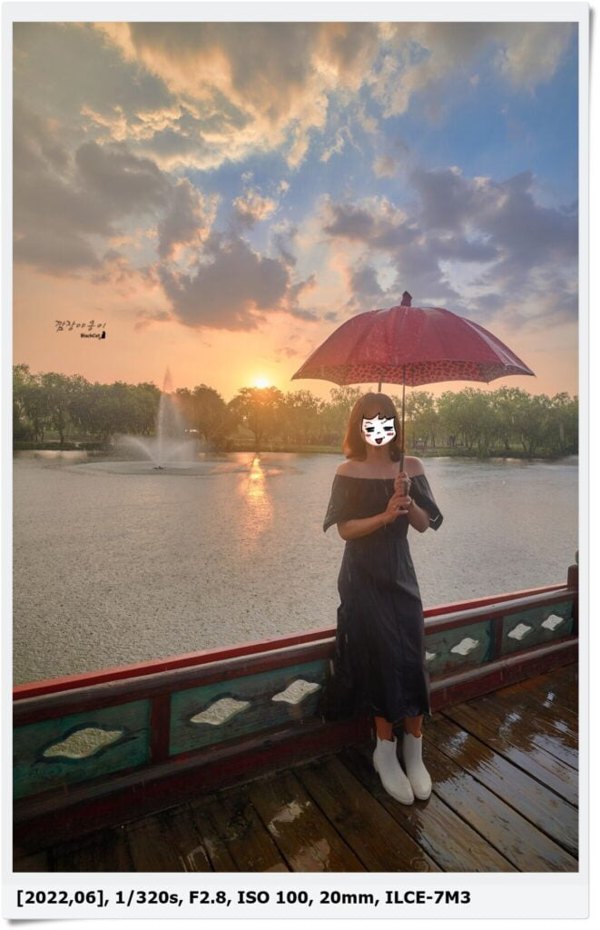 비 오는 일몰 시간 부여 궁남지에서 우산을 들고 촬영한 인물 사진