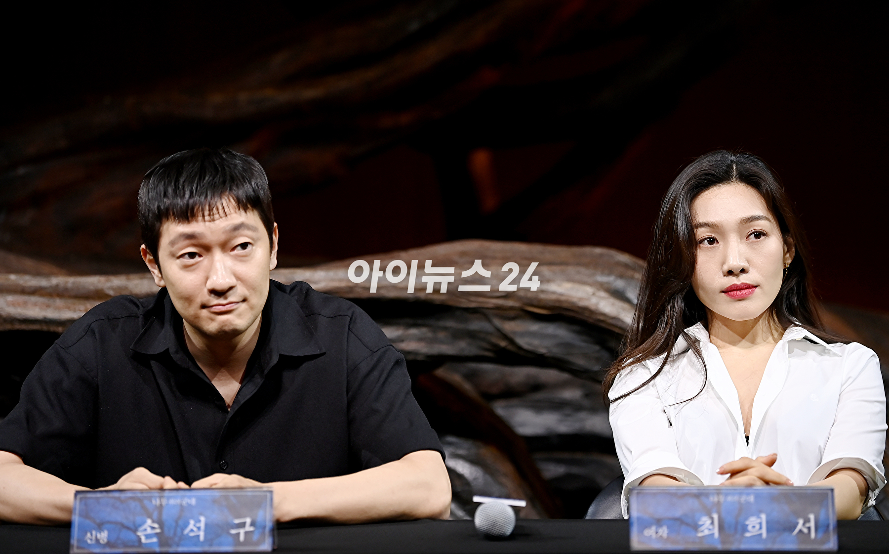 배우 손석구&#44; 최희서가 27일 오후 서울 강서구 LG아트센터 서울에서 열린 연극 &#39;나무 위의 군대&#39; 기자간담회에서 질문을 듣고 있다. [사진=곽영래 기자