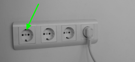 전원 소켓의 접지 부분