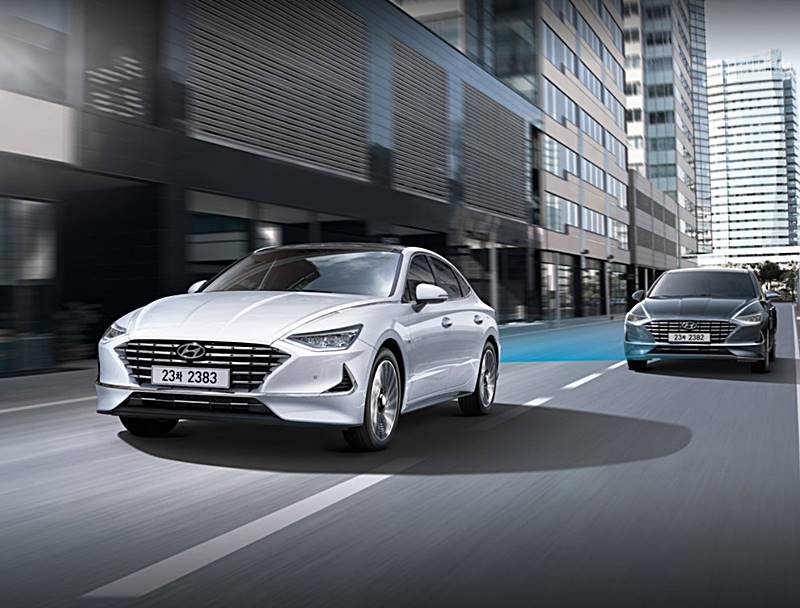 쏘나타-하이브리드-도로위에서-다른-차량과-질주하는-모습