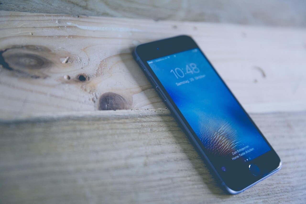 충전하지 않은 버려진 스마트폰 배터리는 얼마나 버틸까? 30일 자연 방전 기록