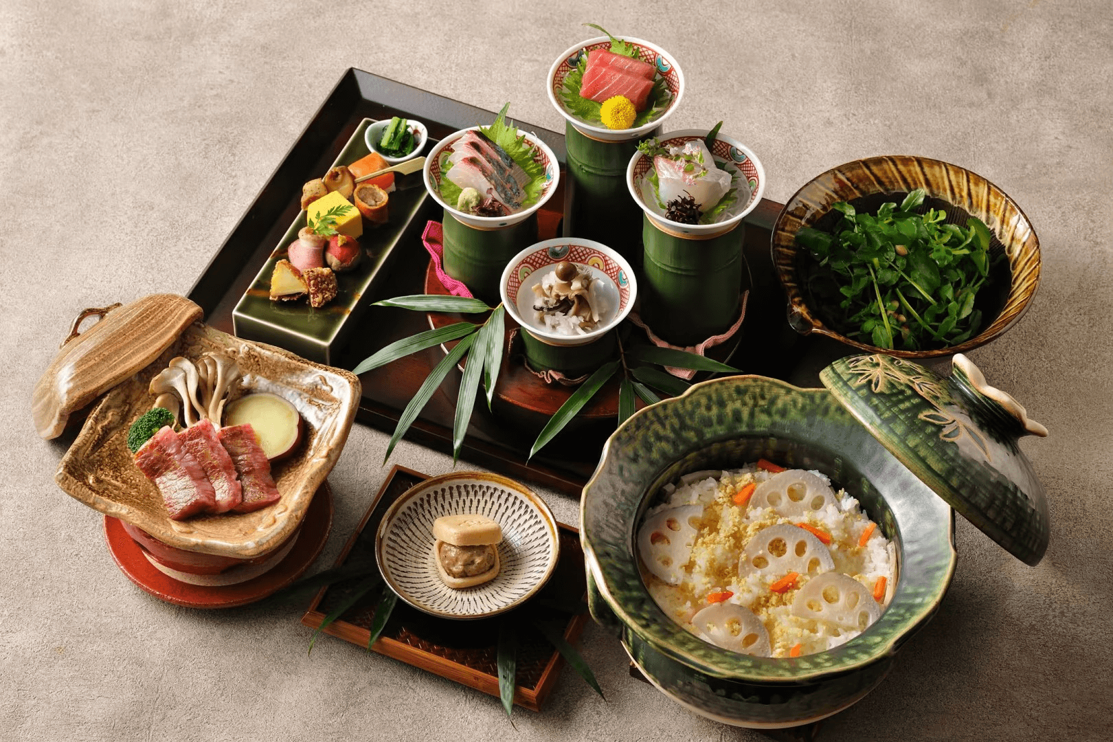 전통적인 일본 가이세키 요리, 신선한 사시미와 채소, 로컬 재료로 만든 따뜻한 밥이 곁들여진 모습