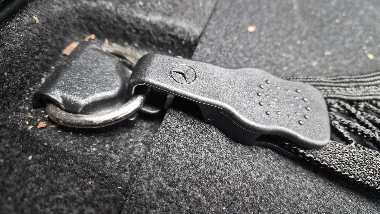 벤츠 트렁크 D링에 그물망 클립을 걸고 고정하는 과정