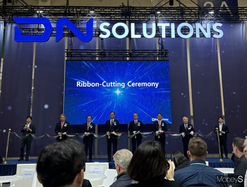 DN솔루션즈가 지난 2일 부산 벡스코에서 자체 국제 공작기계 전시회인 'DIMF(DN Solutions International Machine tool Fair)'를 개최했다. 사진은 개회식에서 김원종 DN솔루션즈를 비롯한 참석자들의 커팅식.