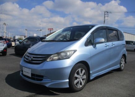 파란색 자동차가 도로 위에 있다