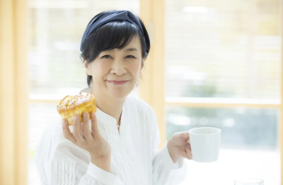 빵을 들고 있는 여성