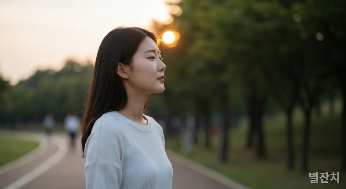 노을 지는 공원에서 마음챙김 산책을 하며 스트레스를 해소하는 한국인 젊은 여성