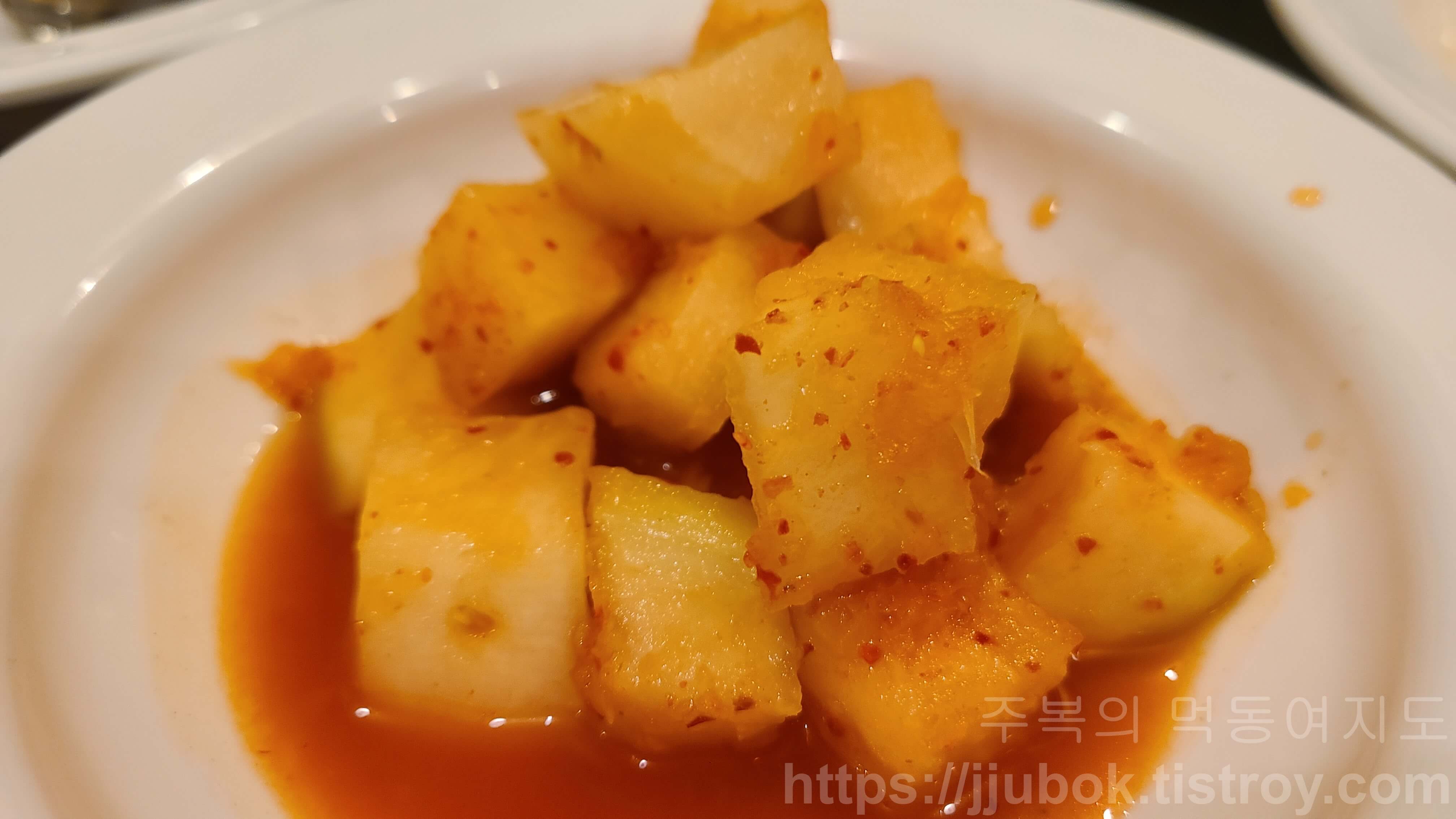 잉글랜드-왕돈까스-밑반찬-깍두기