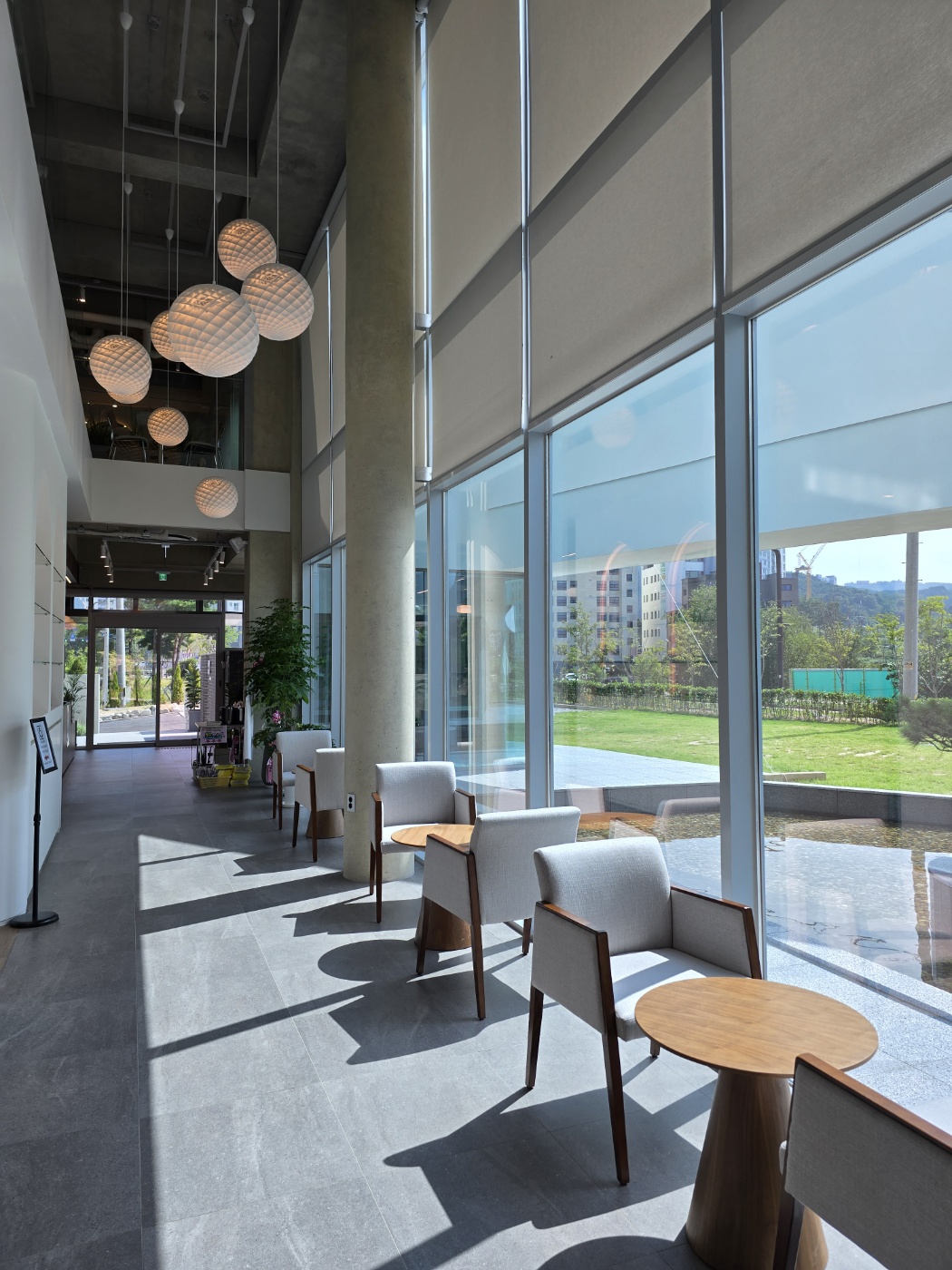 통창뷰가 예쁜 페이브베이커리카페