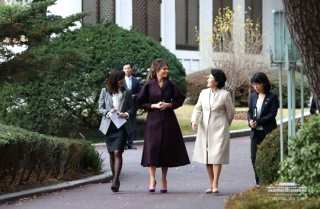 공개 반박 엡스타인 트럼프 와이프, 소개 관련성 부인