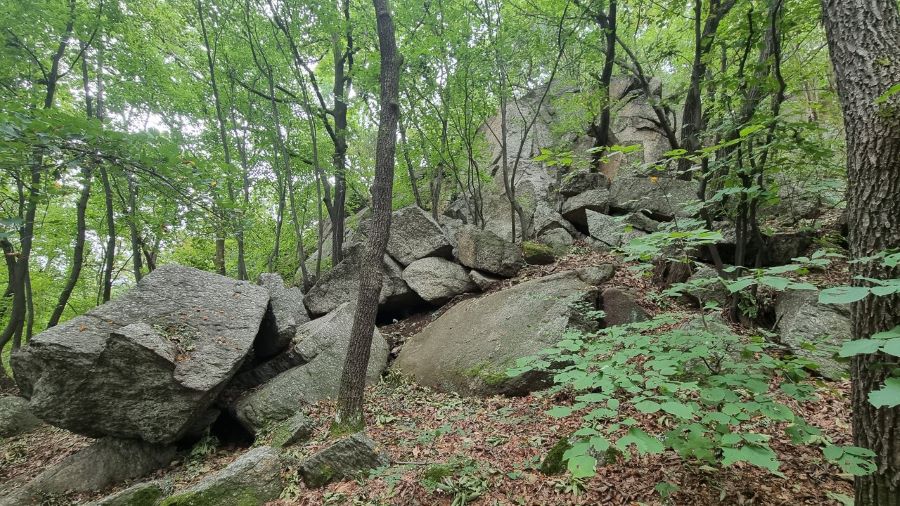 병풍 바위 뒤편 너덜바위들,