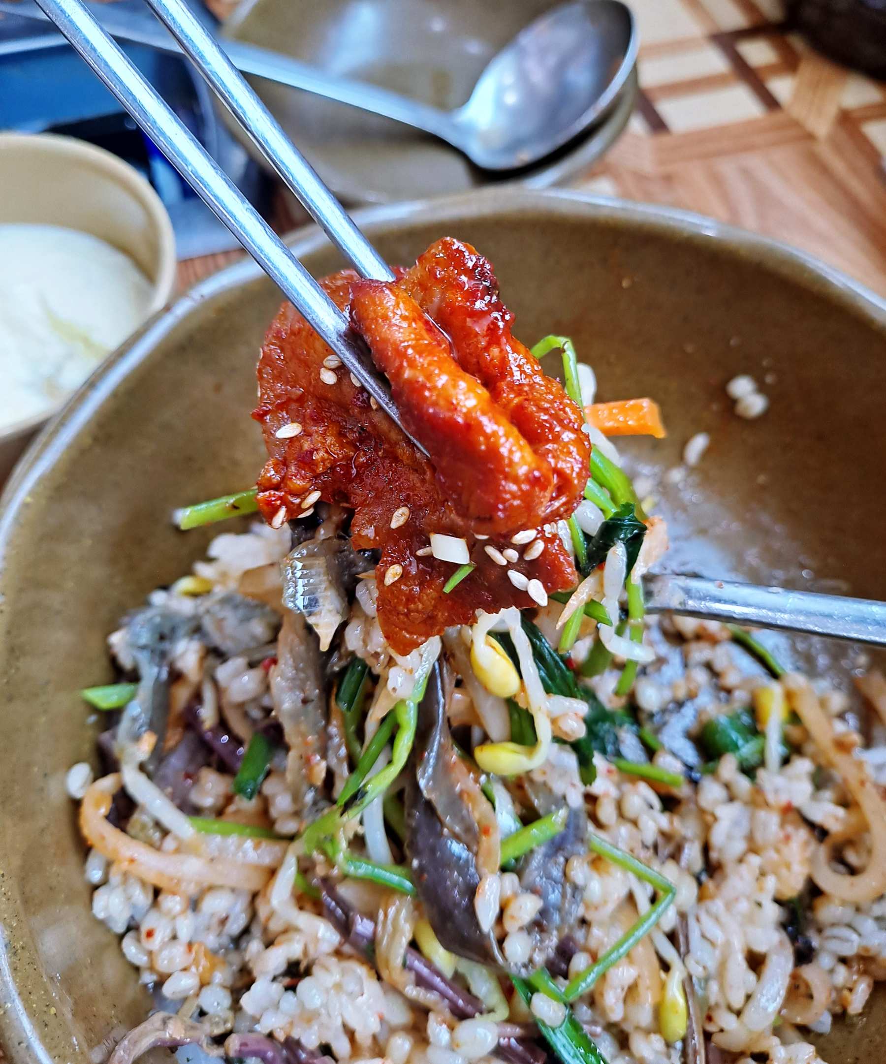 가마솥보리밥 밥에 제육올림