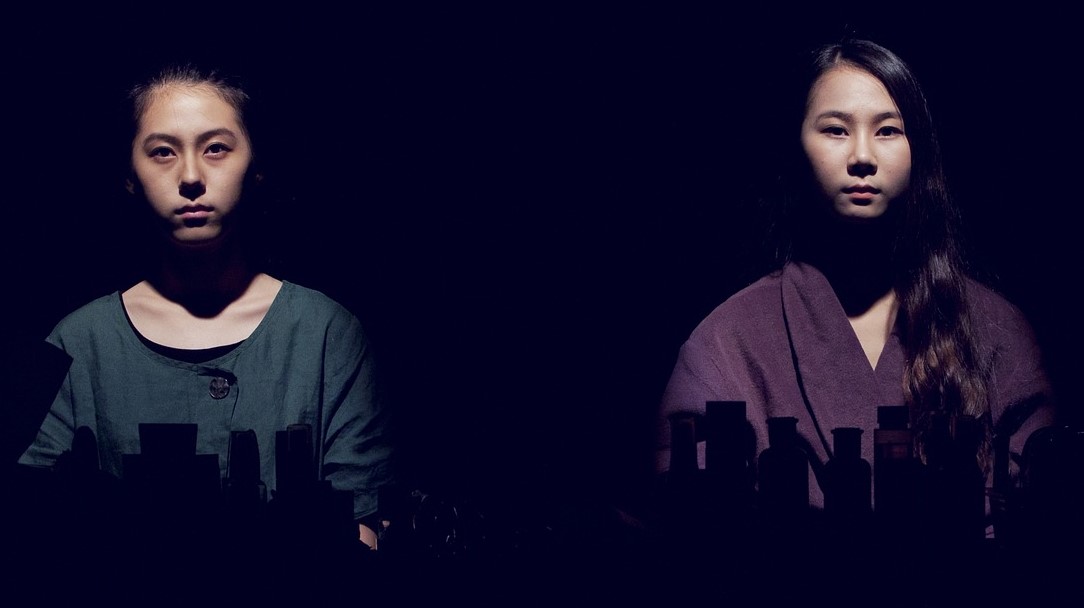 &lt;배우들의 무표정한 연기 모습&gt;