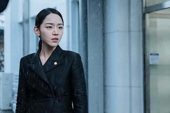 비밀의 숲의 빗속에 서 있는 신혜선