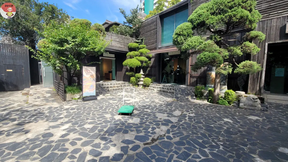 종로구-인사동-경인미술관-제1-제2-전시관과-뜰-앞-나무들