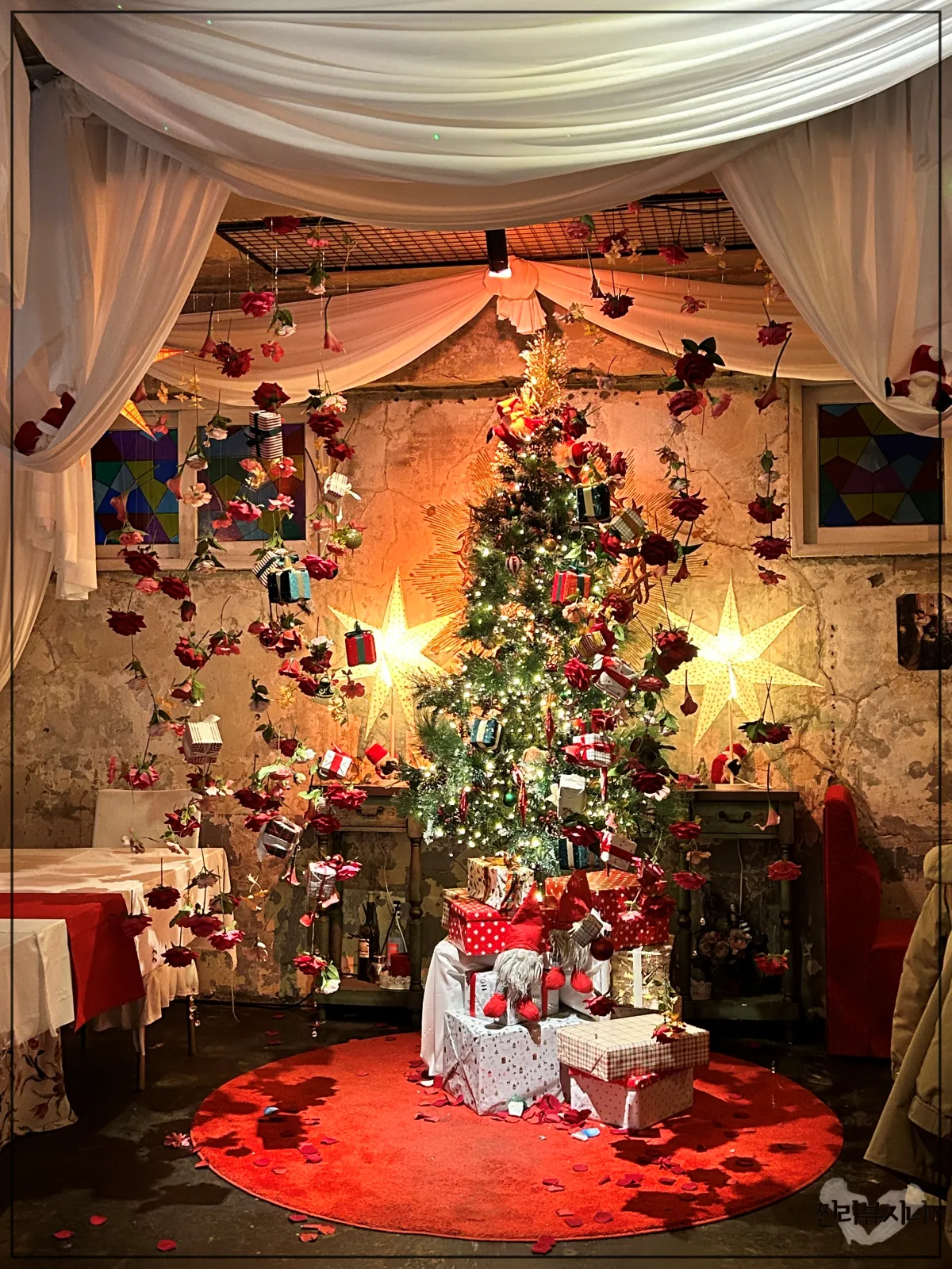 을지로-카페-베로나-크리스마스-트리로-장식되어-있는-내부-공간