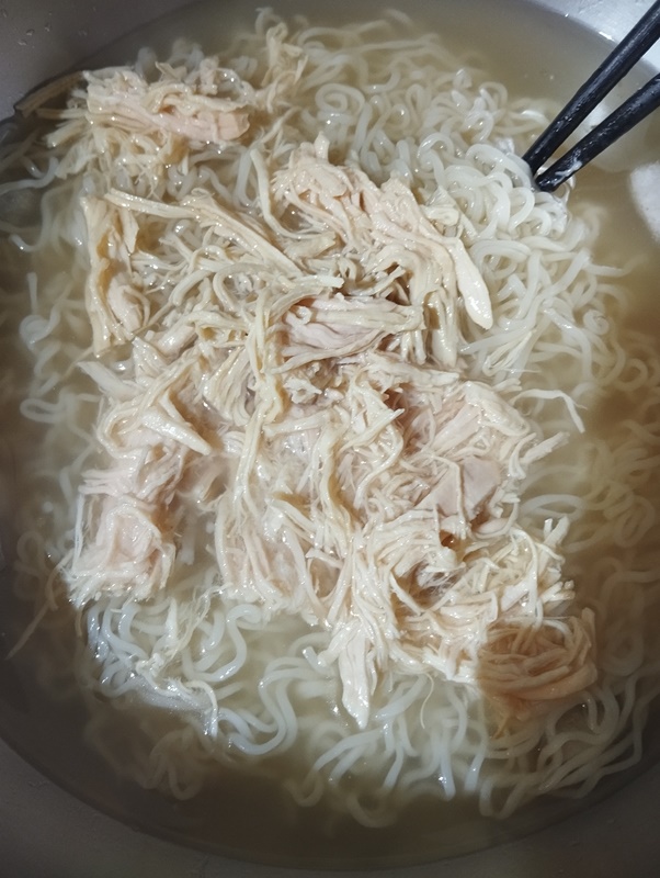 완성된 더 미식 초계국수 입니다.