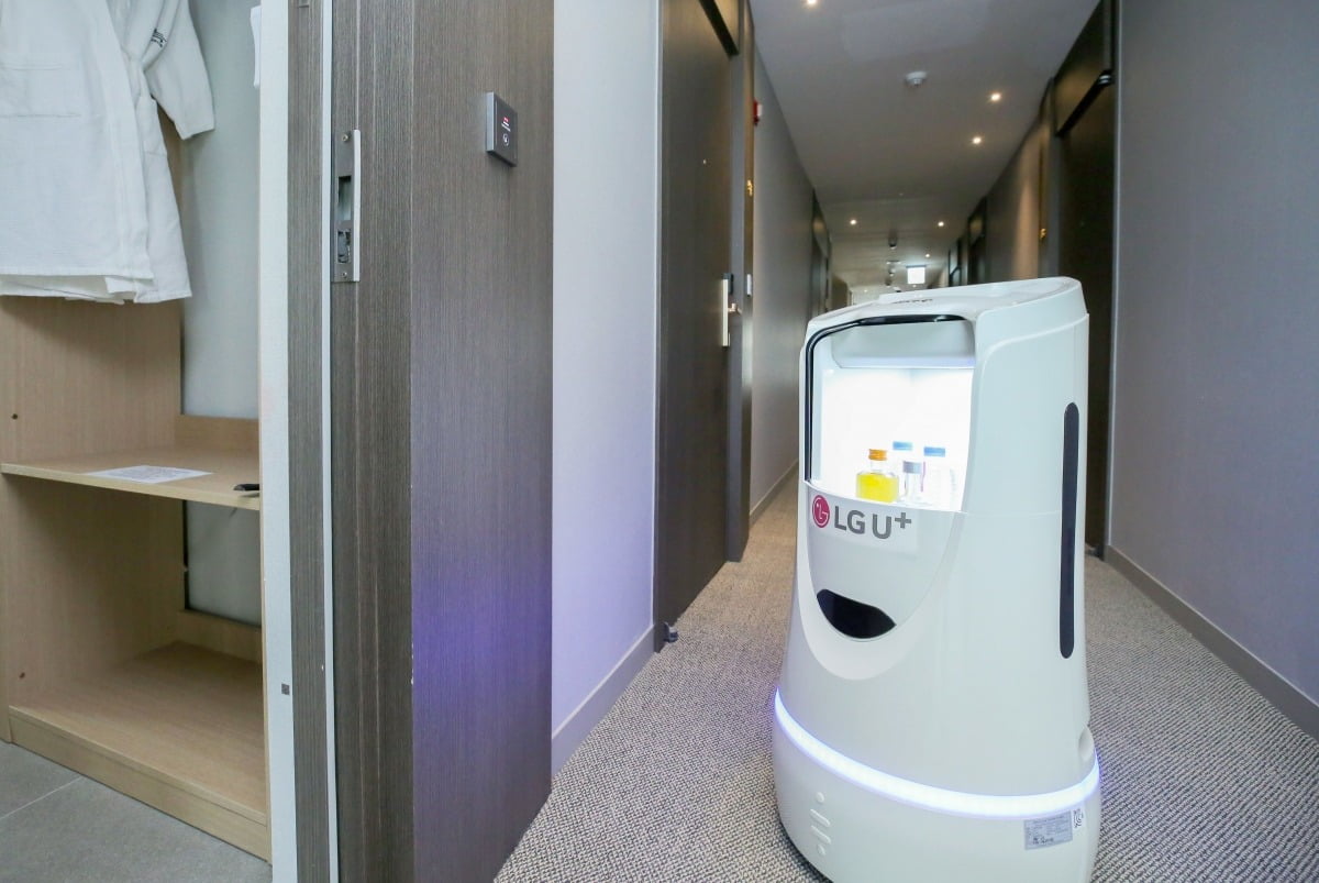 아늑호텔 인천구월점에서 실내 배송로봇이 룸서비스를 제공하는 모습.