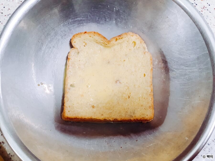 통밀식빵을 앞뒤로 충분히 적셔 계란물을 입히는 프렌치토스트 만들기 과정