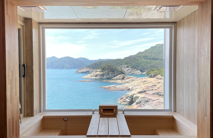 숙소 히노끼탕의 창을 통해 보이는 바다 풍경