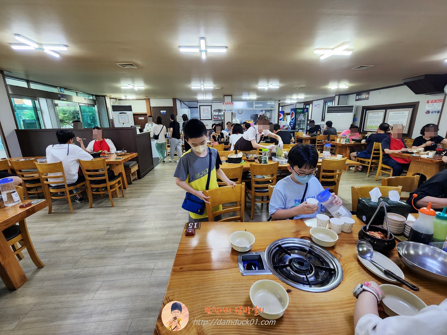 구좌리 얼크니손칼국수 화성점 실내