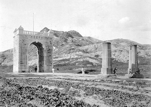 1898년 독립문과 영은문 주춧돌