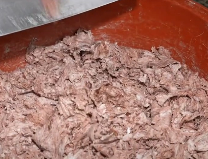 한국의 떡 종류 송기떡-섞은 멥쌀과 송기를 함께 갈아준다.