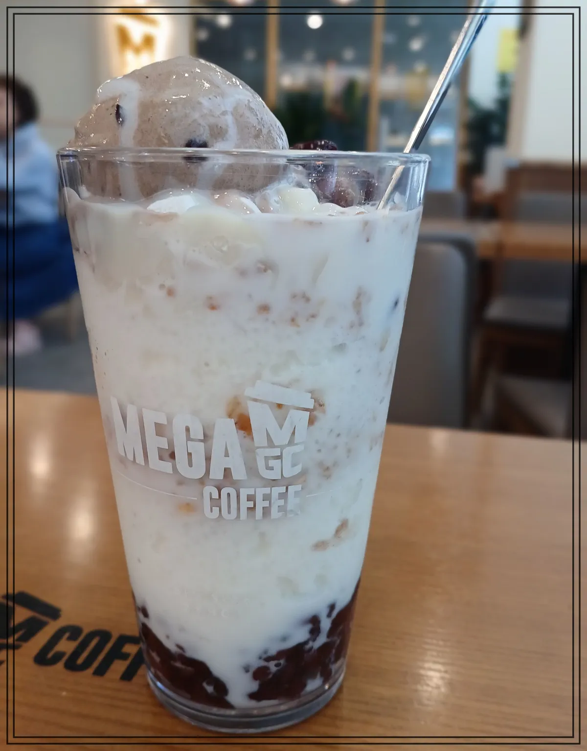 메가커피-팥빙젤라또-전체샷-바닐라우유빙수위에-팥-아이스크림-올려진-모습