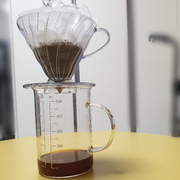 하리오 V60을 사용한 아이스 브루(Iced Brew) 커피 추출법_추출 중