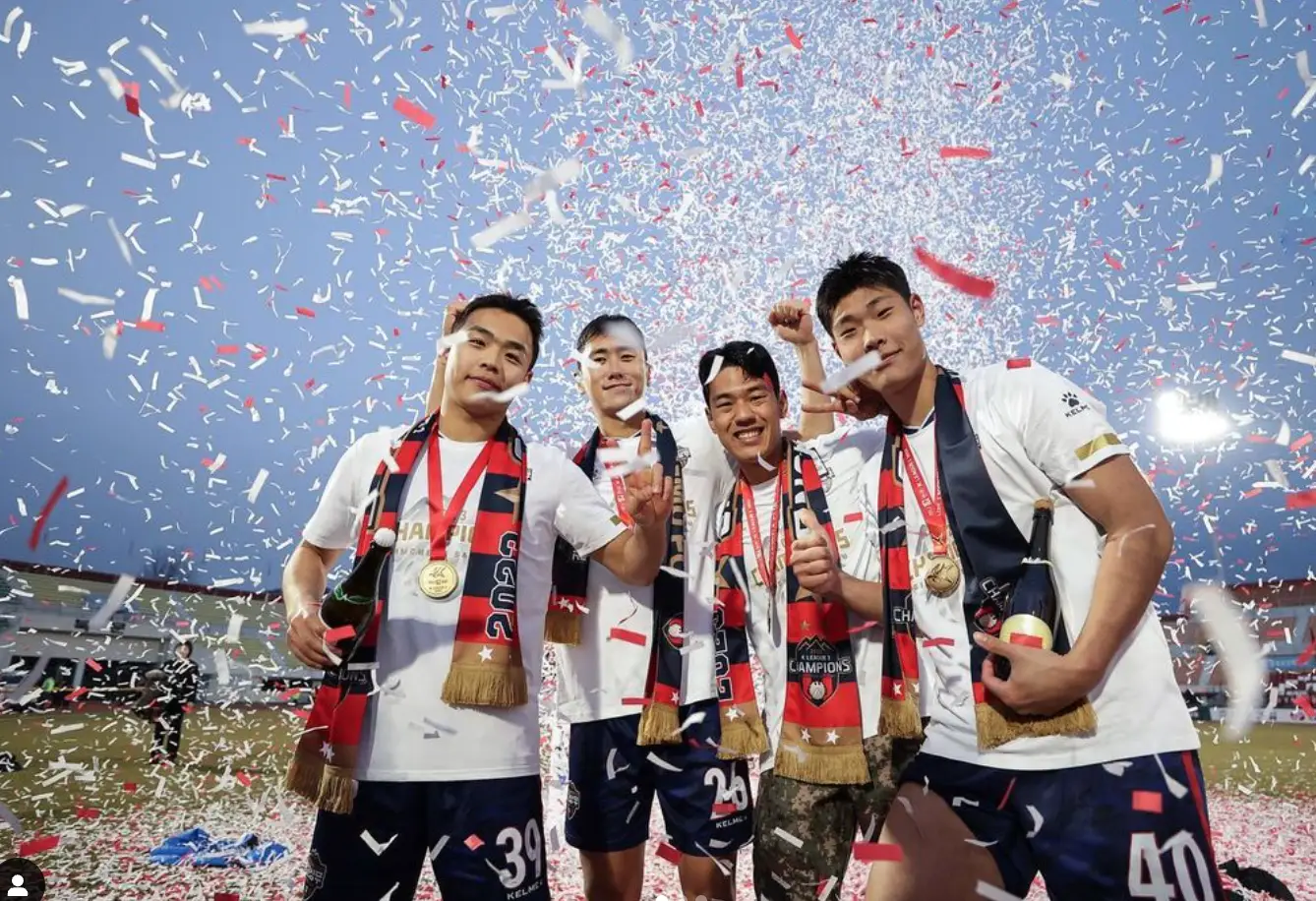 이영준-흰 유니폼을 입은 이영준과 동료들 위로 꽃가루가 떨어지는 모습