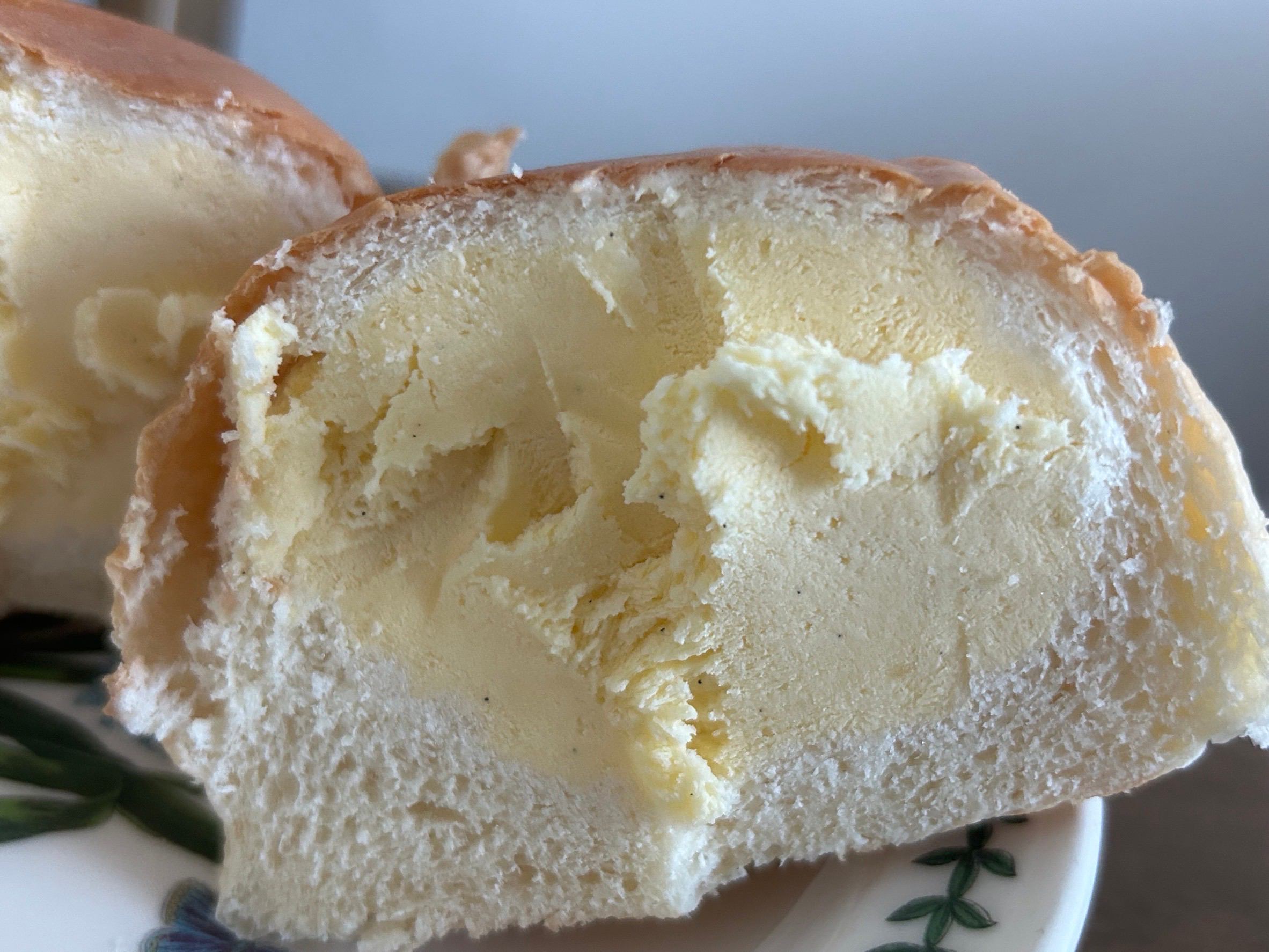 바닐라크림빵 단면을 가까이에서 찍은 사진
