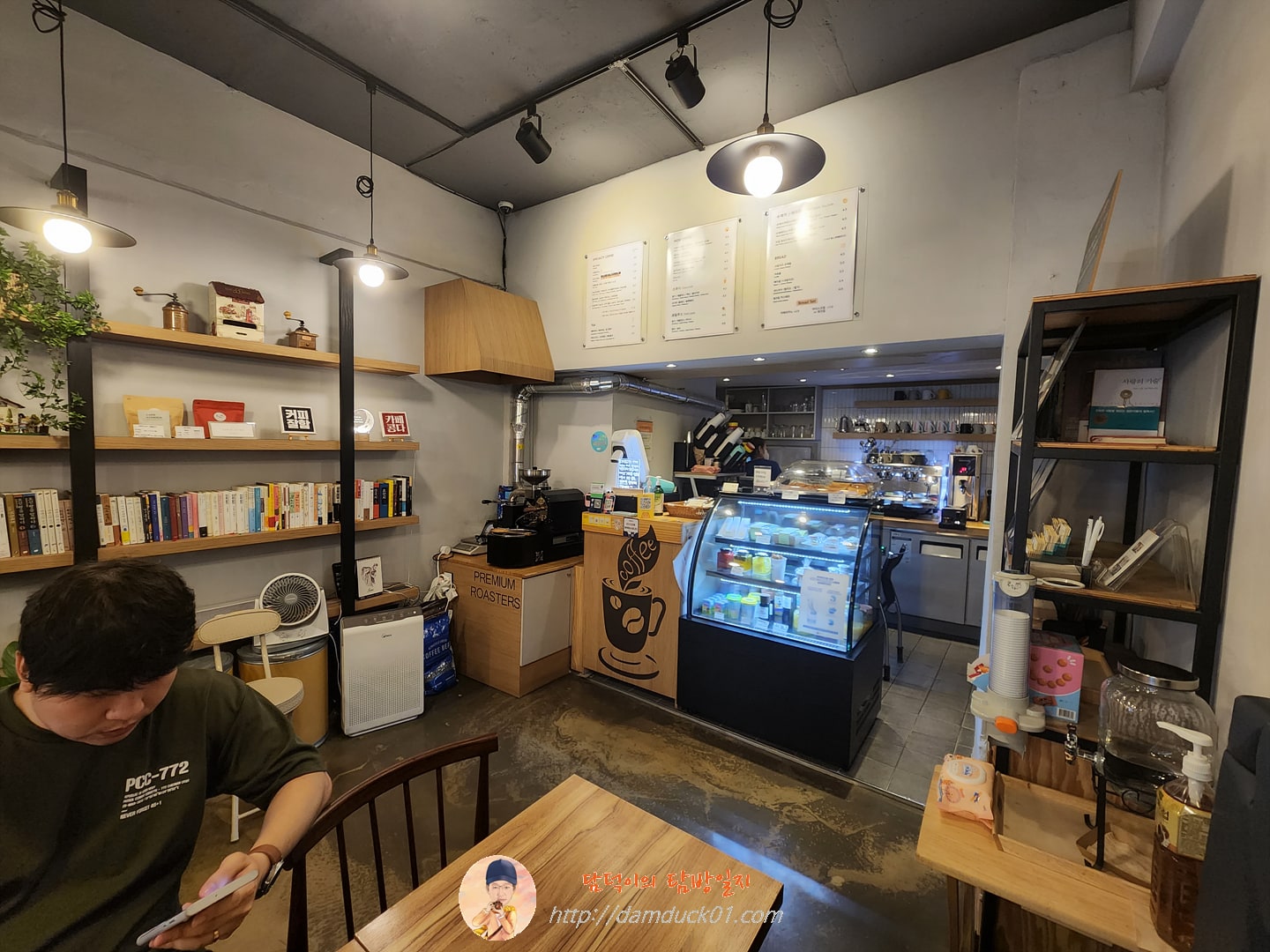 콩볶는다락 실내