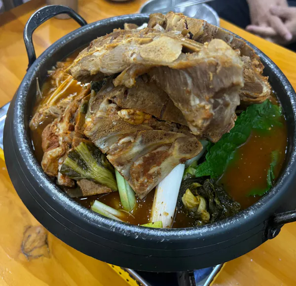 생생정보 대결 맛 대 맛 25cm 뼈 탑 감자탕 vs 해물간장뼈찜 음식점