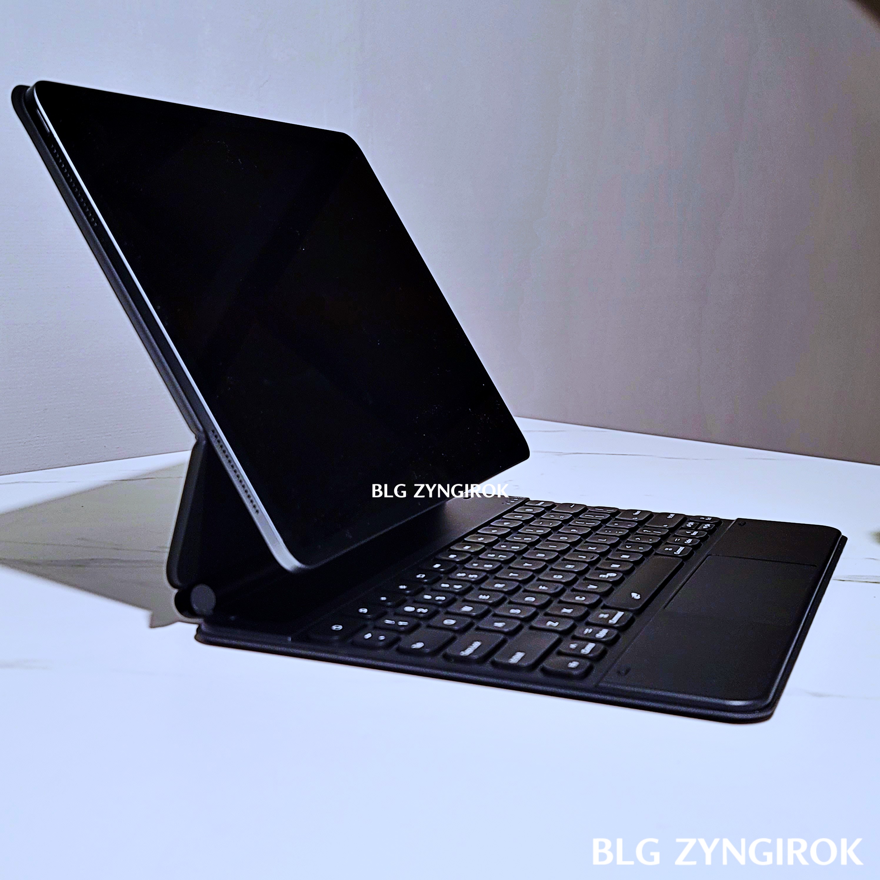 키보드 케이스를 장착한 아이패드 모습이다.