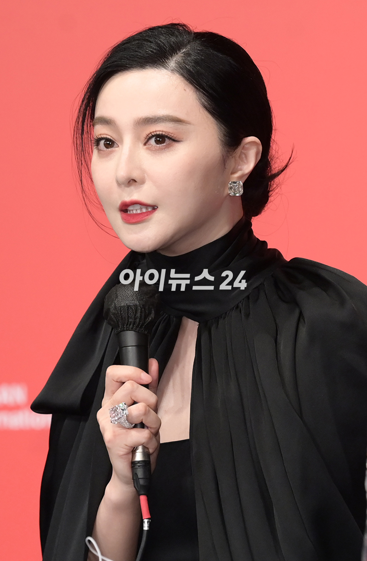 배우 판빙빙이 5일 오후 부산광역시 해운대구 우동 KNN타워에서 진행된 제28회 부산국제영화제 갈라프레젠테이션 '녹야' 기자회견에 참석하고 있다. [사진=정소희 기자]