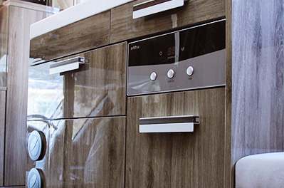 생방송오늘저녁 수술만 11번? 아픈 아내의 발이 되어준 좌식 거실 주문형 캠핑카 업체