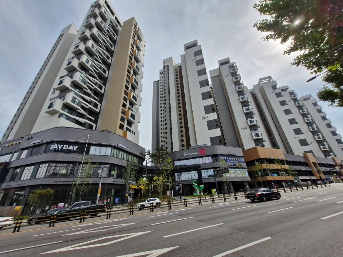 도로-옆으로-웅장하게-지어진-신축-주상복합-아파트