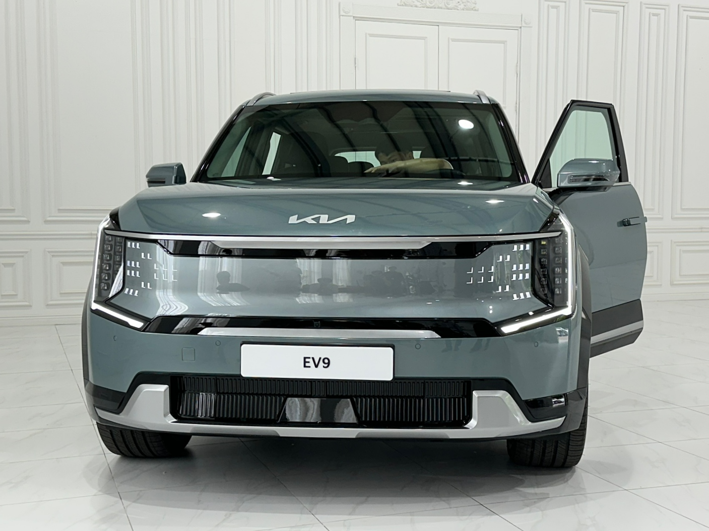 기아의 플래그십 전기 SUV &lsquo;EV9'이 사전계약 흥행과 함께 많은 관심을 받고 있다.