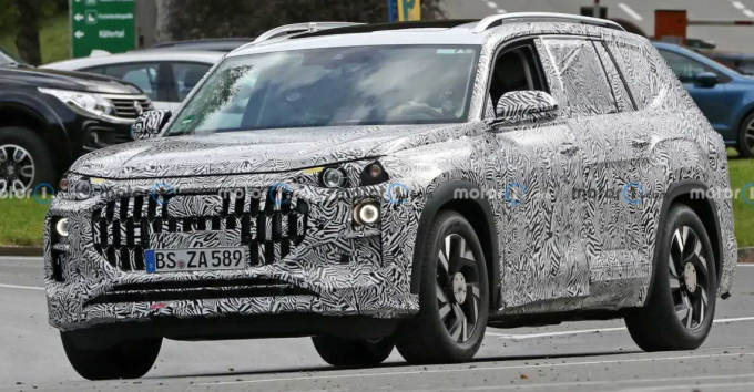 아우디 Q9 스파이샷 (출처 : motor1)