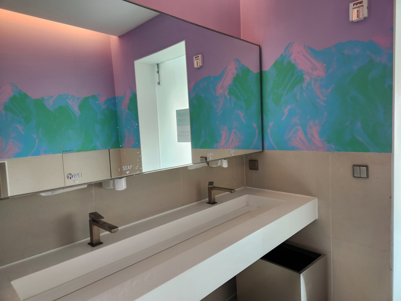 위워크 서면점 화장실 세면대