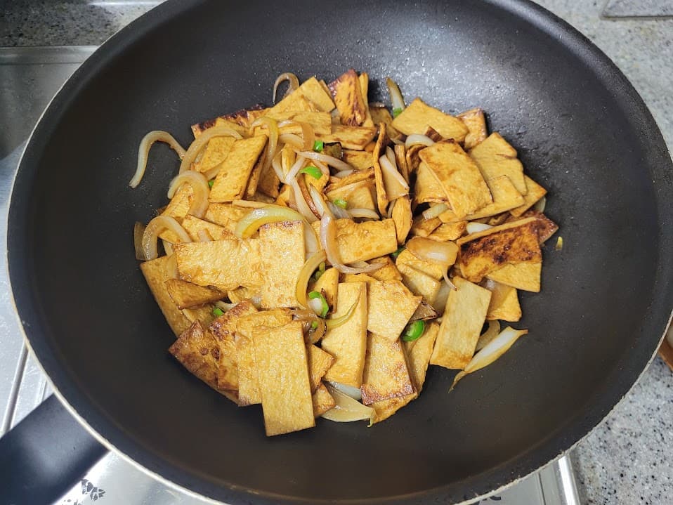 채소와 함께 완성된 어묵볶음