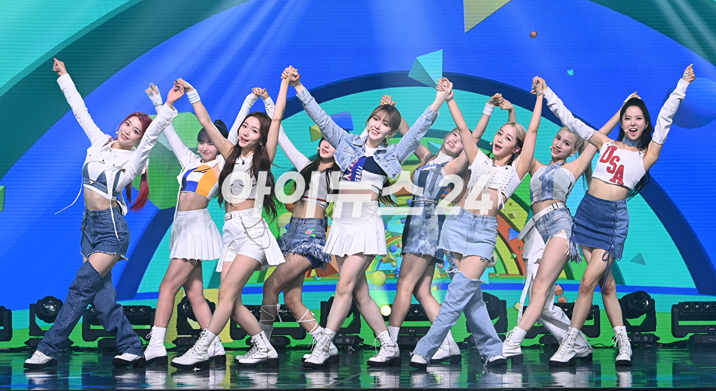그룹 케플러 김다연과 김채현이 20일 오후 서울 광진구 광장동 예스24라이브홀에서 열린 두 번째 미니앨범 'DOUBLAST' 발매 기념 쇼케이스에 참석해 공연을 하고 있다. [사진=김성진 기자]