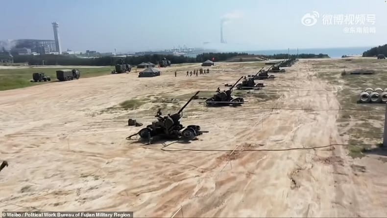 일촉즉발...중국 vs 대만 전쟁 일어날 것인가? VIDEO: Chinese military organise air defence to shoot live ammunition